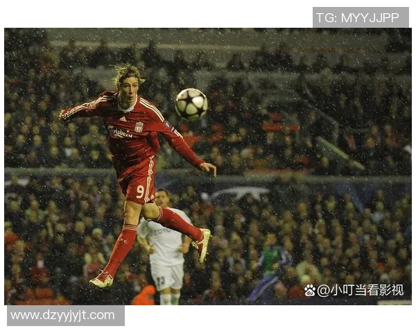 足球明星带球慢动作精彩瞬间展现技术与魅力的完美结合